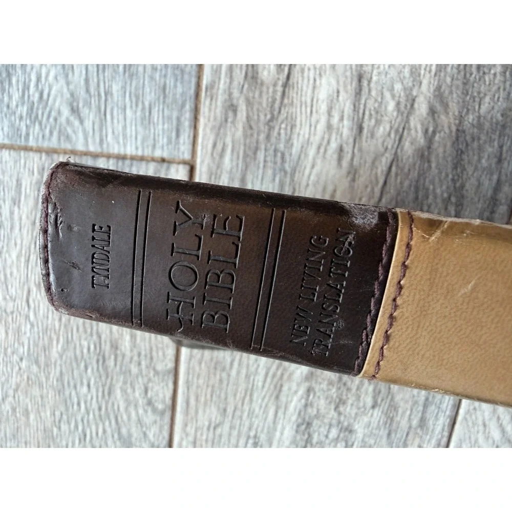 New Living Translation Tyndale House Holy Bible Gift Award NLT Leather Like Used